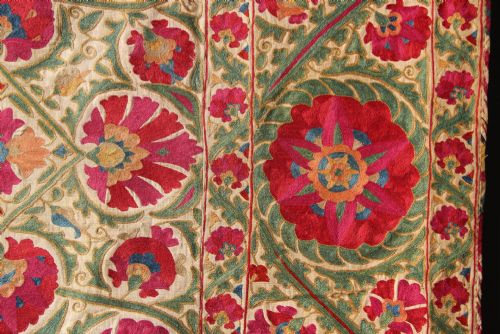 110 X 176CM FINE ANTIQUE BOKHARA NIM SUZANI - ADDITIONAL PHOTO 4