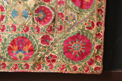 110 X 176CM FINE ANTIQUE BOKHARA NIM SUZANI - ADDITIONAL PHOTO 5