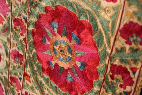 110 X 176CM FINE ANTIQUE BOKHARA NIM SUZANI - ADDITIONAL PHOTO 12