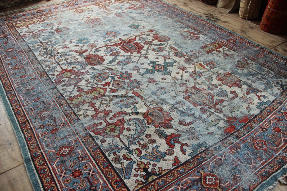 270 x 388cm Heavily Worn Mahal Carpet View IV