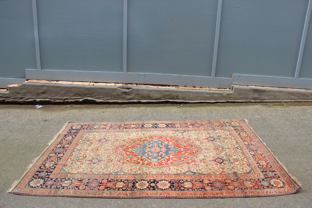 135 x 202cm Antique 'Mochtashem' Kashan Rug View IV