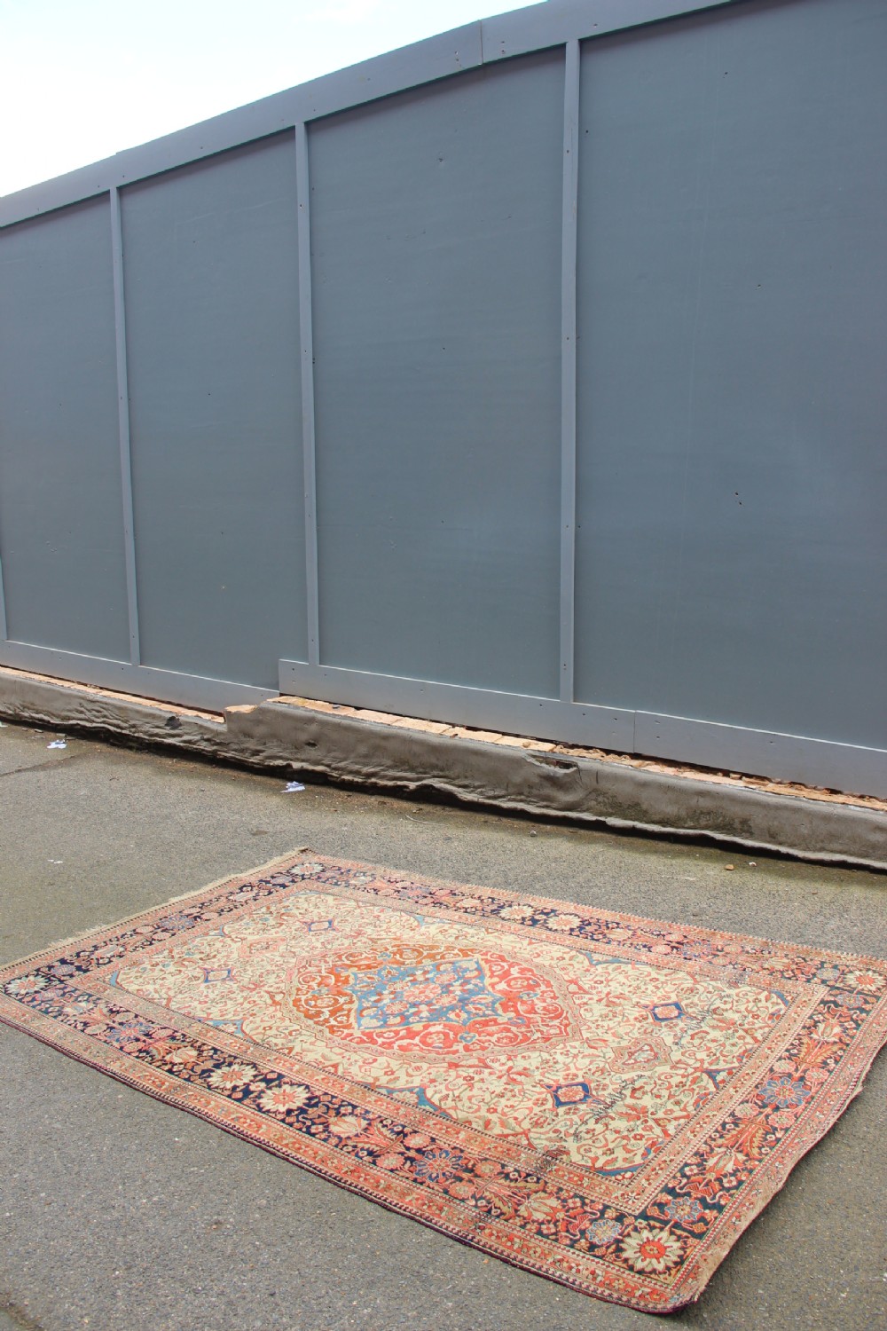 135 x 202cm Antique 'Mochtashem' Kashan Rug View V