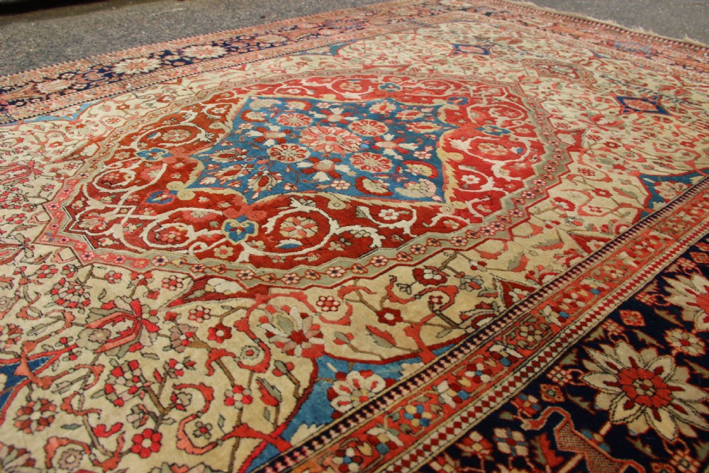 135 x 202cm Antique 'Mochtashem' Kashan Rug View IX