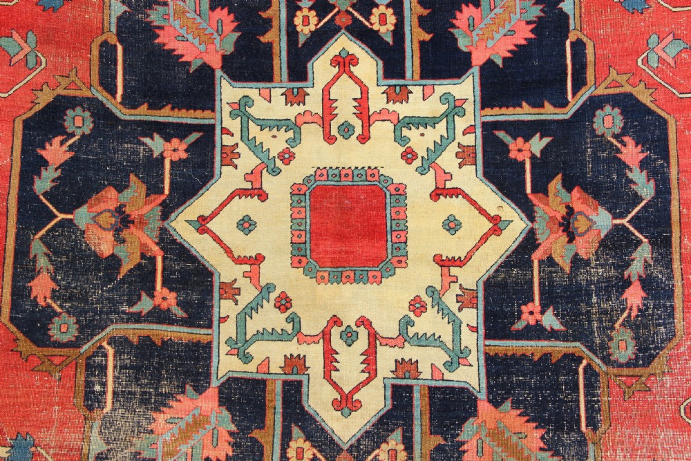283 x 391cm Antique Fine 'Serapi' Heriz Carpet View V