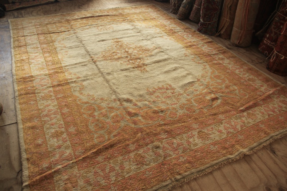 276 x 371cm Antique Oushak or Ushak Carpet View II
