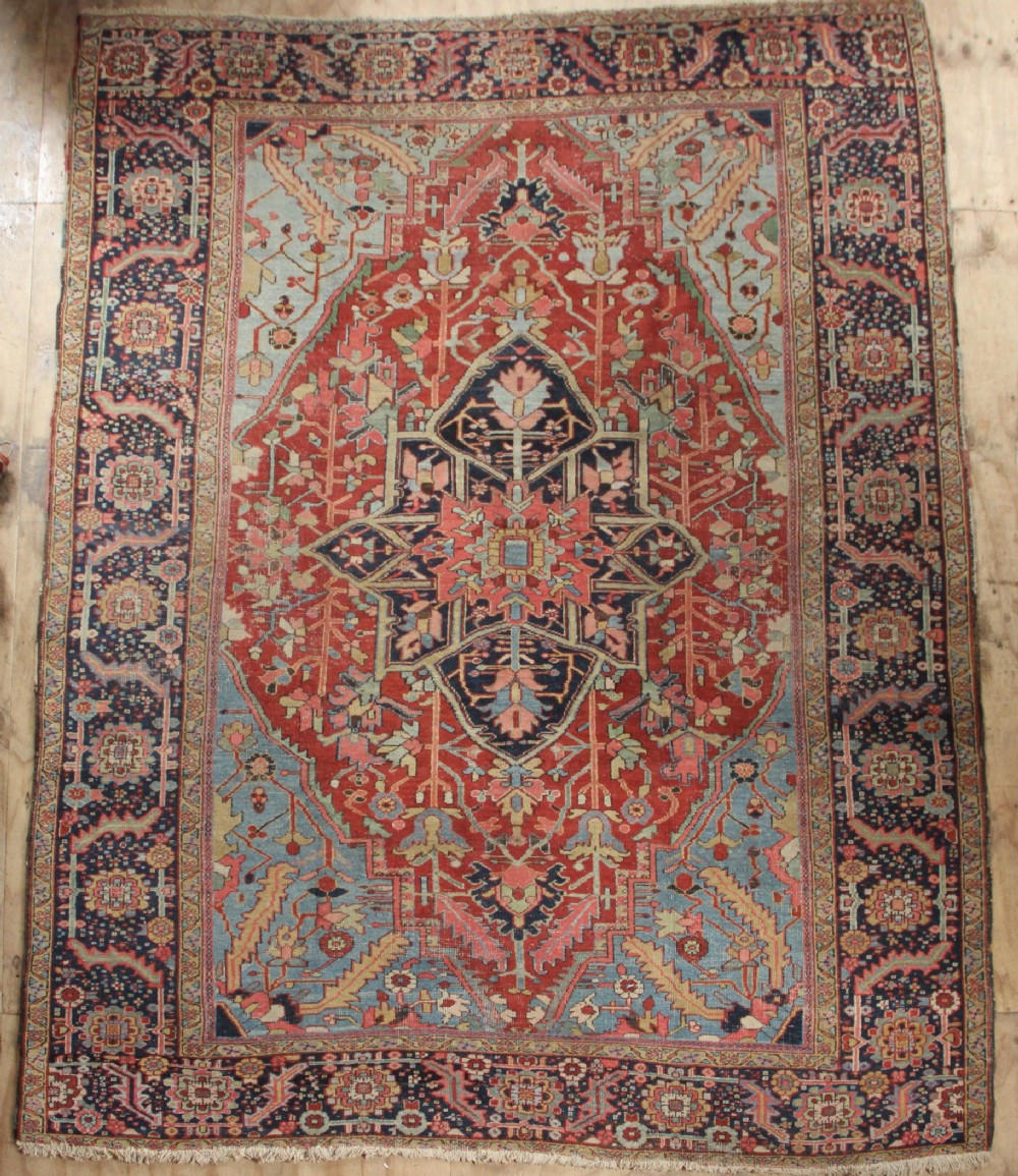 262 x 343xm Antique Heriz Carpet