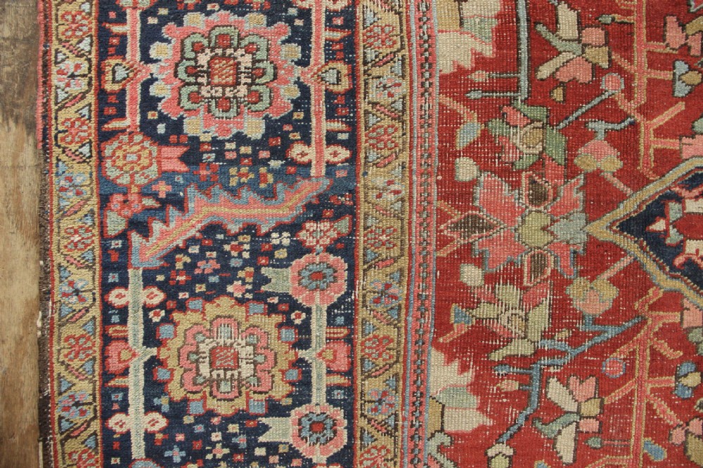 262 x 343xm Antique Heriz Carpet View V