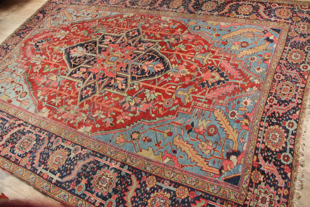 262 x 343xm Antique Heriz Carpet View IX