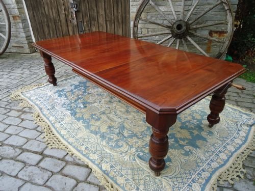 Late Victorian Walnut 2 Leaf Extending Dining Table  Seats 12