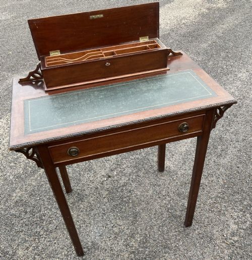 Small Very Pretty Ladies Writing Desk