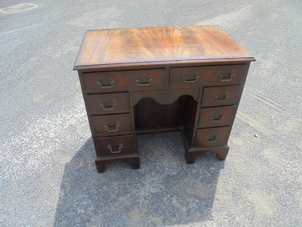Mahogany Queen Anne style nine drawer kneehole desk