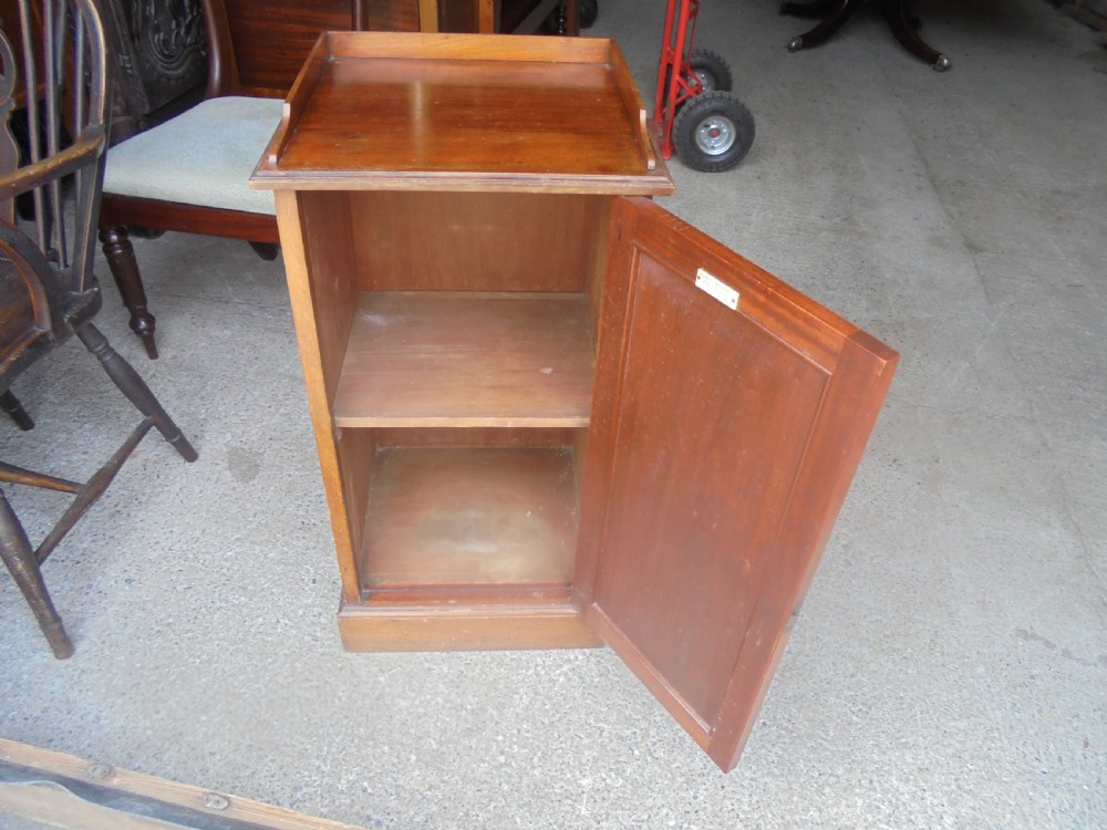 Howard and Son bedside cabinet View II