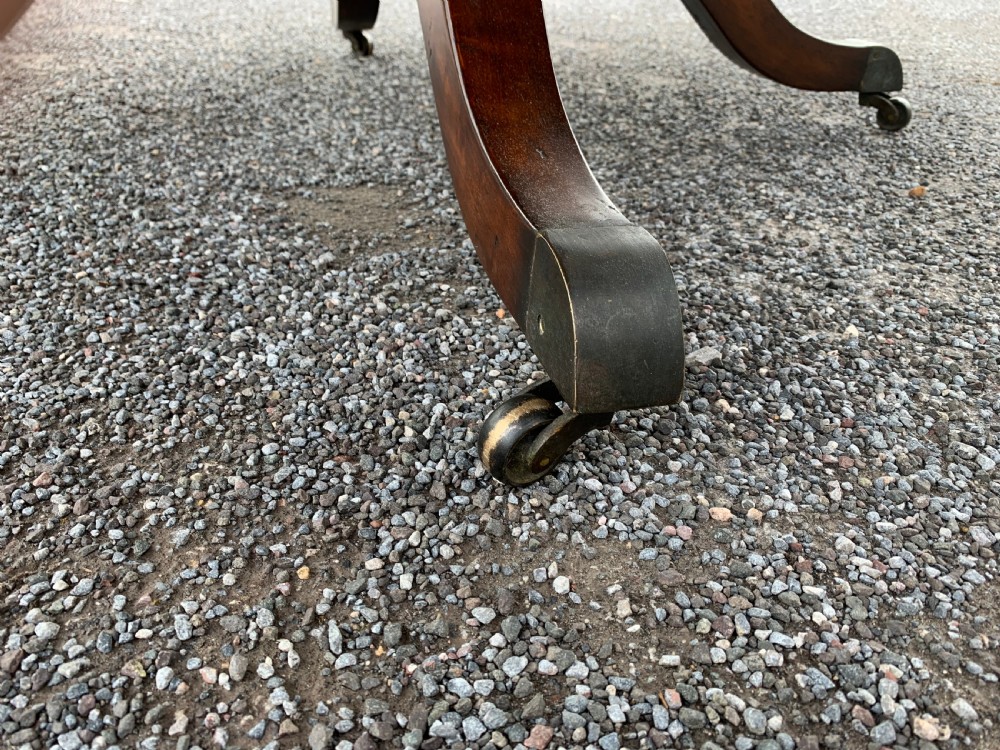 Extending circular dining table seats eight View IV