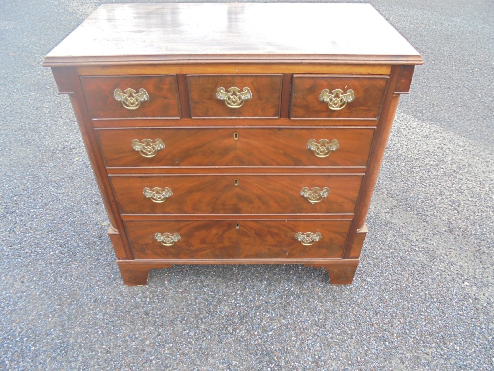 Small mahogany chest of drawers 