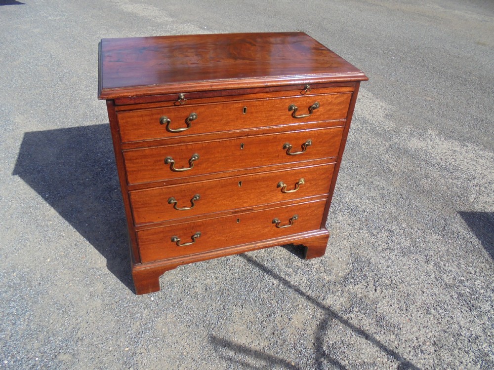Small Georgian chest of drawers