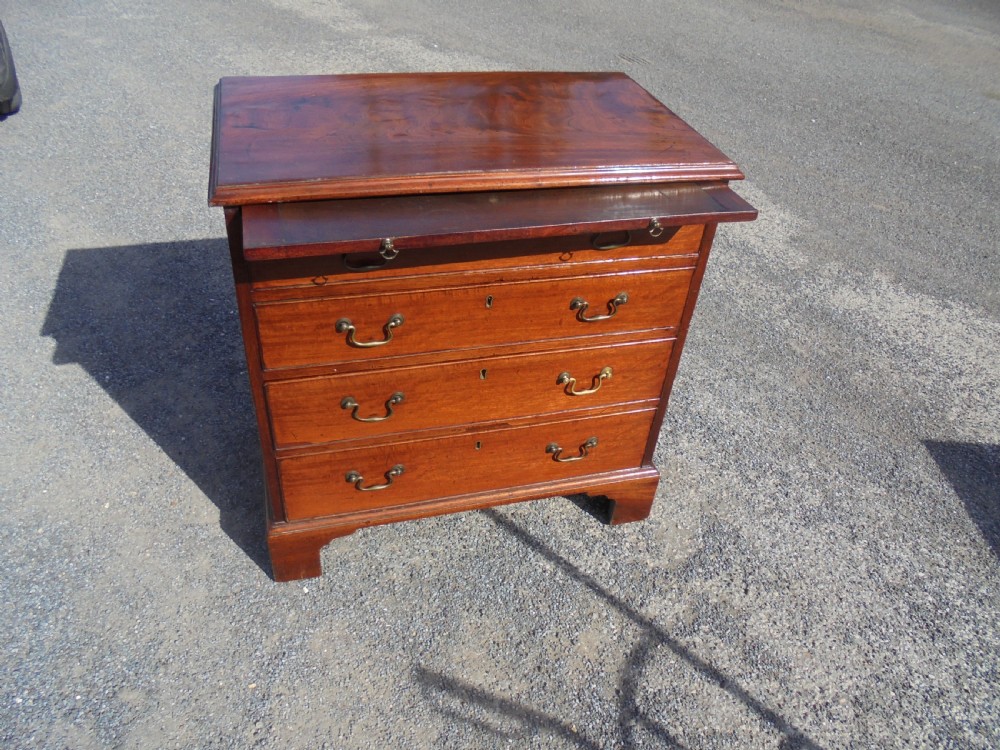 Small Georgian chest of drawers View III