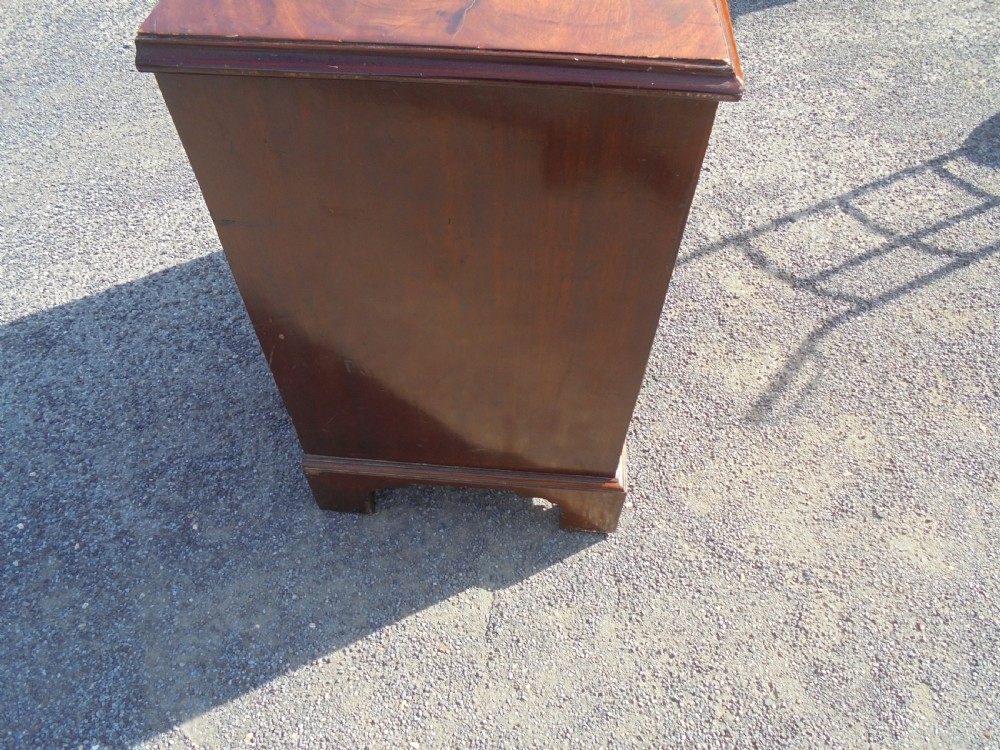 Small Georgian chest of drawers View V