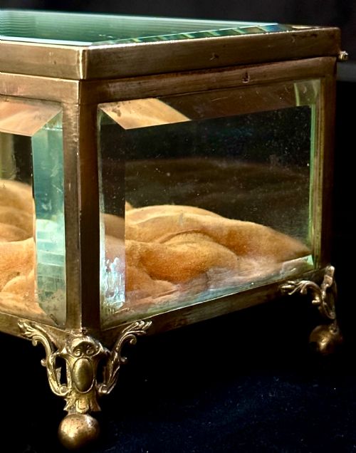 FRENCH GLASS AND ORMOLU TRINKET BOX - ADDITIONAL PHOTO 2