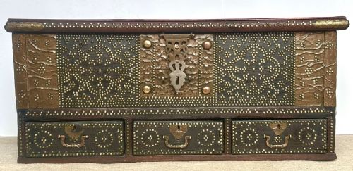 Zanzibar Chest