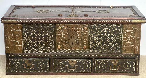 fig 1. Zanzibar Chest