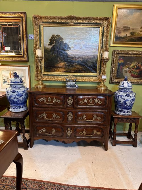 18TH CENTURY FRENCH OAK SERPENTINE CHEST OF DRAWERS - ADDITIONAL PHOTO 2