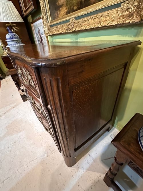 18TH CENTURY FRENCH OAK SERPENTINE CHEST OF DRAWERS - ADDITIONAL PHOTO 4