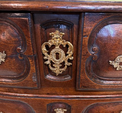 18TH CENTURY FRENCH OAK SERPENTINE CHEST OF DRAWERS - ADDITIONAL PHOTO 15