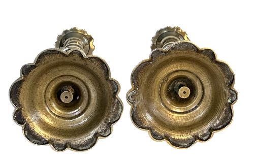 PAIR OF GEORGIAN BRASS CANDLESTICKS - ADDITIONAL PHOTO 4