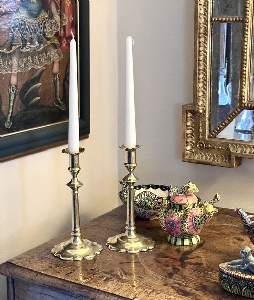 PAIR OF GEORGIAN BRASS CANDLESTICKS - ADDITIONAL PHOTO 5