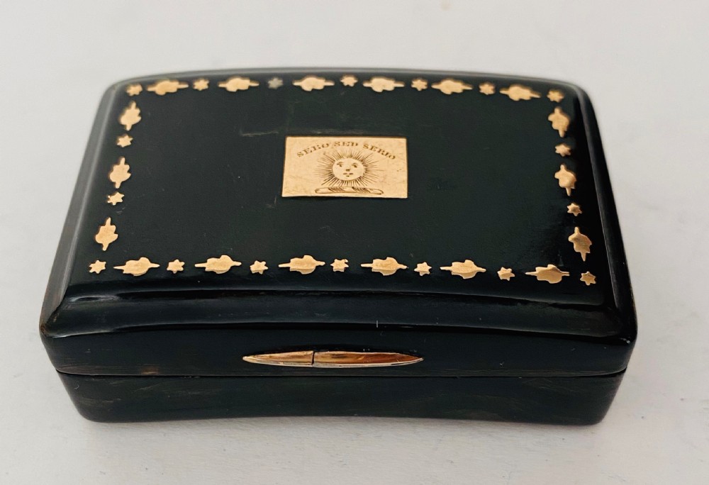 Tortoiseshell  and rose gold inlaid snuff box. 19th Century.
