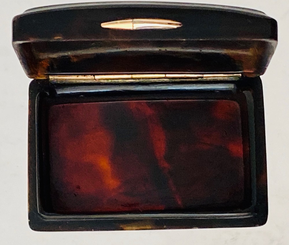 Tortoiseshell  and rose gold inlaid snuff box. 19th Century. View III