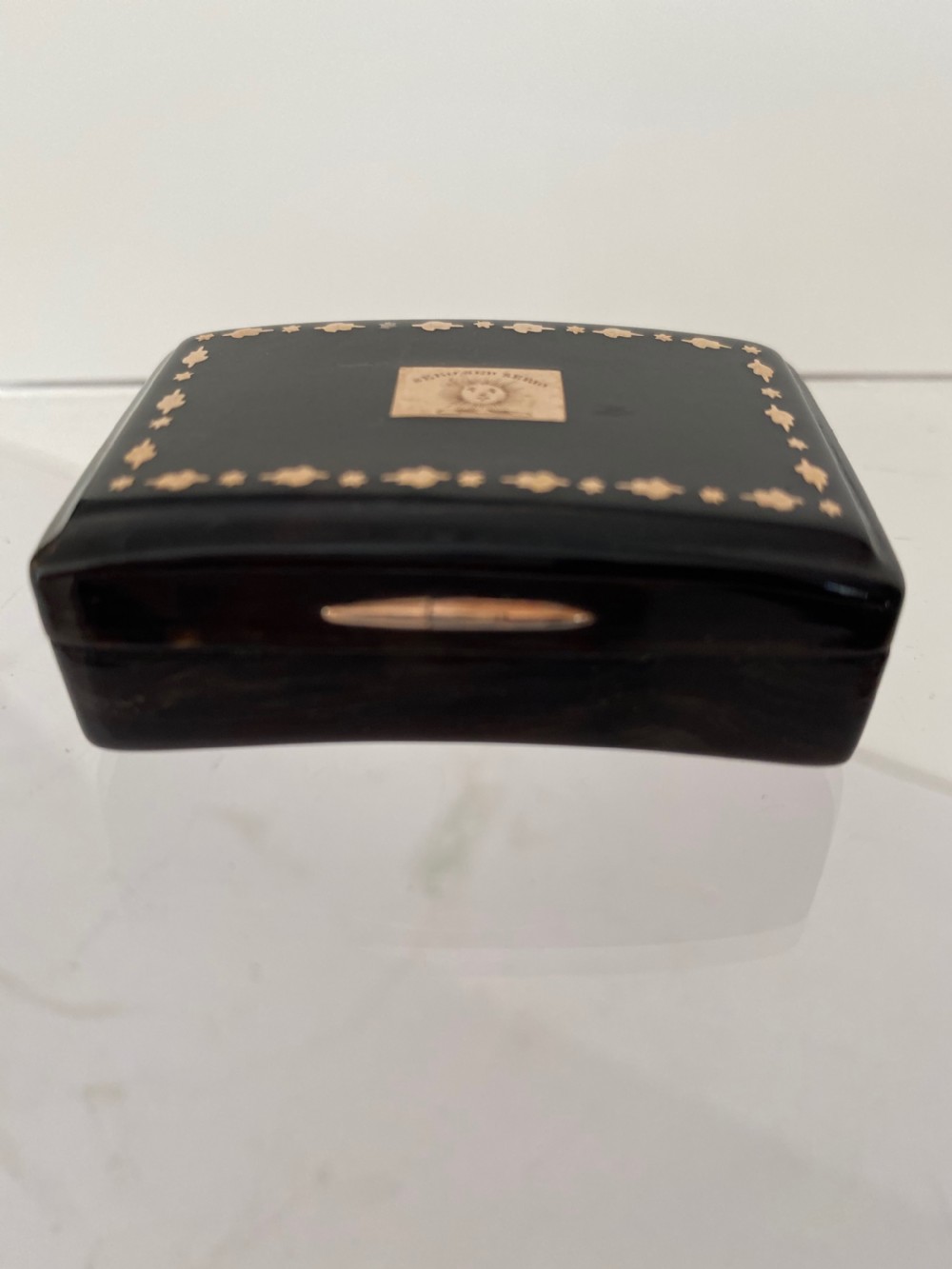 Tortoiseshell  and rose gold inlaid snuff box. 19th Century. View VIII