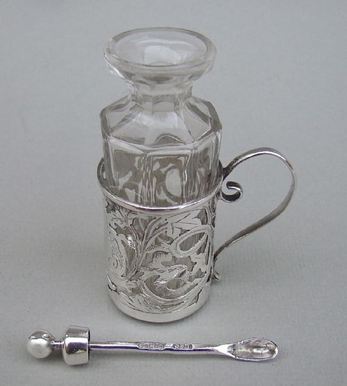fig 1. EDWARDIAN SILVER CAYENNE PEPPER JAR & SPOON BY LEVI & SALAMAN, BIRMINGHAM 1900