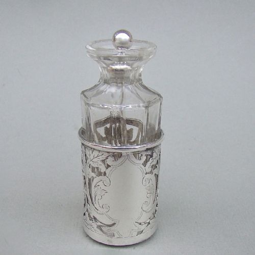 fig 2. EDWARDIAN SILVER CAYENNE PEPPER JAR & SPOON BY LEVI & SALAMAN, BIRMINGHAM 1900