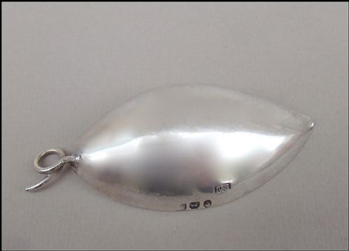 fig 2. GEORGIAN SILVER LEAF-SHAPED CADDY SPOON BY ELIZABETH MORLEY, LONDON 1796