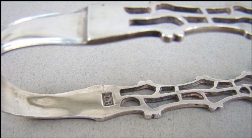 GEORGIAN CAST SILVER SUGAR TONGS BY JOHN BOURNE LONDON CIRCA 1775 - ADDITIONAL PHOTO 3