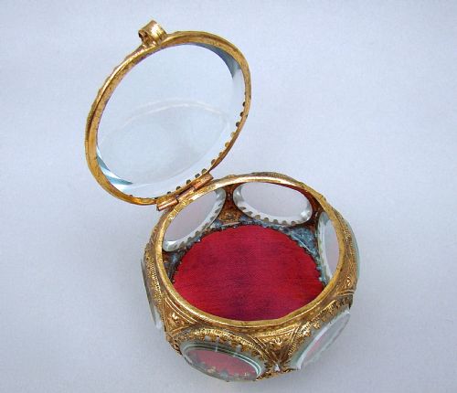 fig 2. 19TH C. FRENCH ORMULU & URANIUM GLASS JEWELLERY CASKET, CIRCA 1890