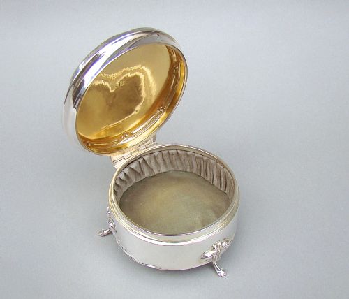 fig 2. GEORGE V SILVER JEWELLERY BOX BY WILLIAM NEALE & SON LTD, BIRMINGHAM 1922