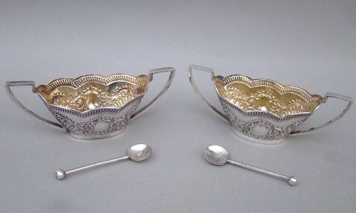 fig 2. CASED PAIR OF VICTORIAN SILVER SALTS BY SPURRIER & CO, BIRMINGHAM 1900