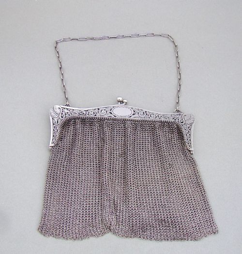 fig 1. GEORGE V SILVER MESH EVENING BAG BY HENRY WILLIAMSON, IMPORTS MARKS FOR BIRMINGHAM 1916