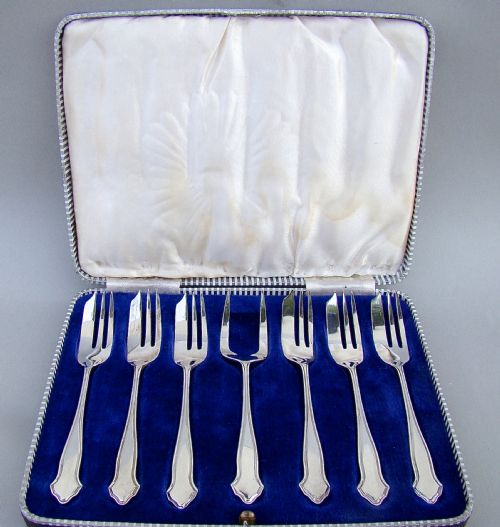 Cased Set of Six Sterling Silver Cake Forks with Matching Serving Prong by the Cooper Brothers, Sheffield 1941