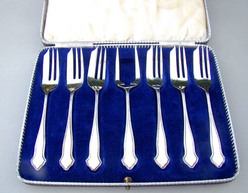 fig 1. CASED SET OF SIX STERLING SILVER CAKE FORKS WITH MATCHING SERVING PRONG BY THE COOPER BROTHERS, SHEFFIELD 1941