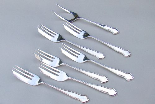 fig 2. CASED SET OF SIX STERLING SILVER CAKE FORKS WITH MATCHING SERVING PRONG BY THE COOPER BROTHERS, SHEFFIELD 1941