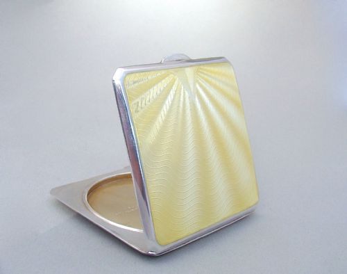 fig 3. ART DECO SILVER AND GUILLOCHE ENAMEL COMPACT BY THE GOLDSMITHS & SILVERSMITHS COMPANY, LONDON 1938
