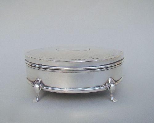 fig 1. UNUSUAL EDWARDIAN SPOT-HAMMERED SILVER JEWELLERY BOX BY THOMAS BRADBURY & SONS, CHESTER 1907