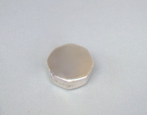 fig 2. GEORGIAN SILVER OCTAGONAL VINAIGRETTE BY SAMUEL PEMBERTON, BIRMINGHAM 1802