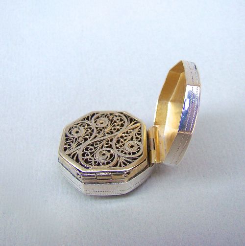 fig 3. GEORGIAN SILVER OCTAGONAL VINAIGRETTE BY SAMUEL PEMBERTON, BIRMINGHAM 1802