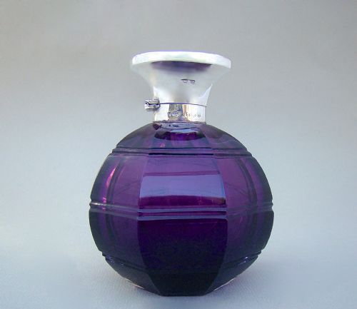 fig 2. LARGE GEORGE V SILVER AND AMETHYST GLASS SCENT BOTTLE BY EDWARD SOUTER BARNSLEY, BIRMINGHAM 1921