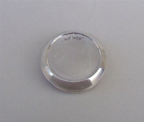 fig 2. SILVER PIQUE TORTOISESHELL PILL BOX BY LEVI & SALAMAN, BIRMINGHAM 1907