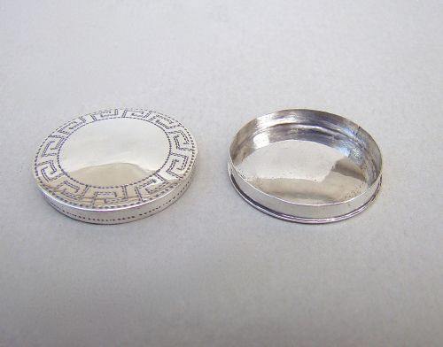 fig 2. GEORGIAN SILVER PATCH BOX BY COCKS & BETTRIDGE, BIRMINGHAM CIRCA 1800